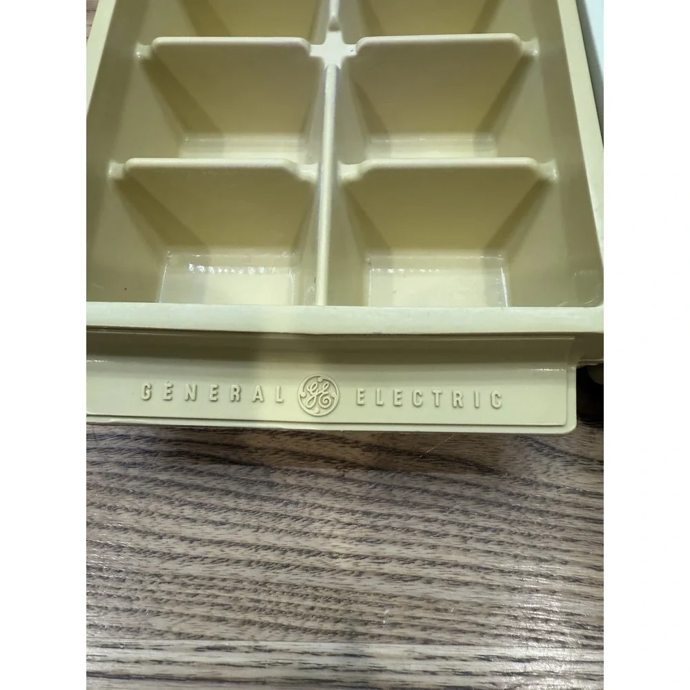 VTG General Electric Ice Cube‎ Trays 2 Harvest Gold Yellow 1 Off White Stackable
